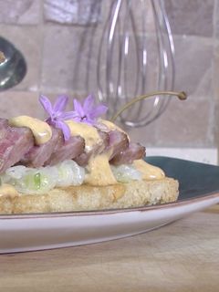 Una foto de Tosta de ventresca de atún encebollada