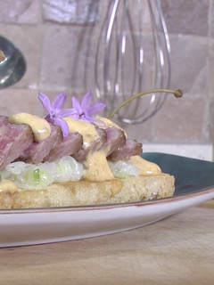 Una foto de Tosta de ventresca de atún encebollada