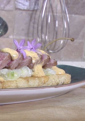 Una foto de Tosta de ventresca de atún encebollada