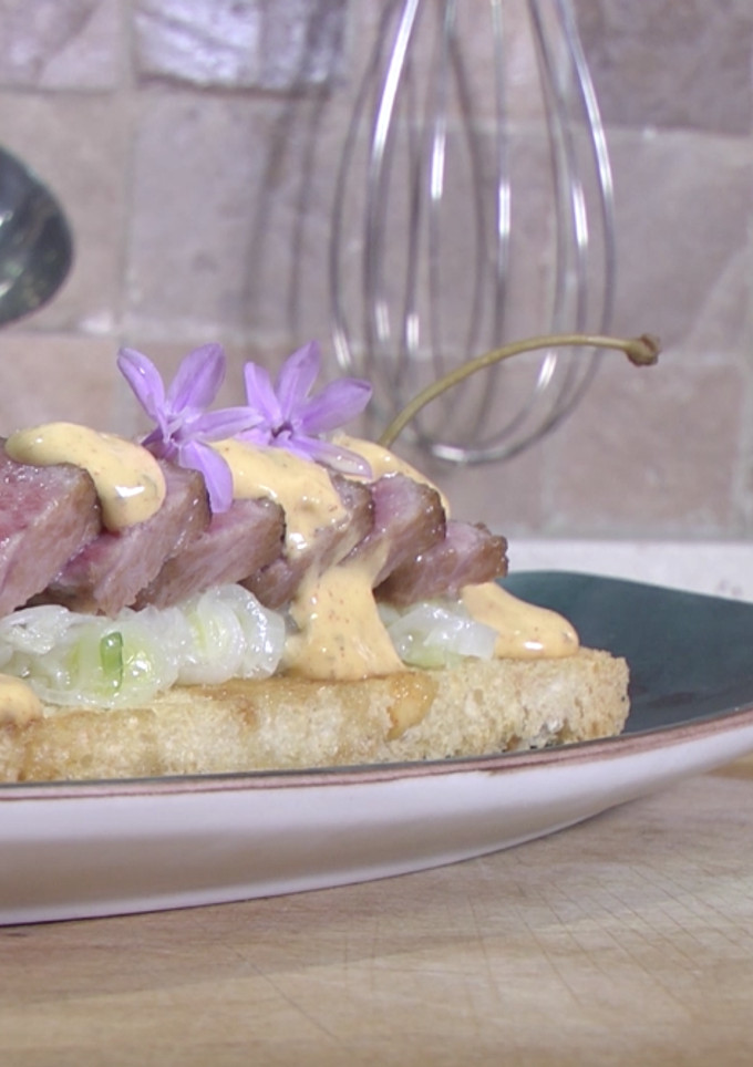 Una foto de Tosta de ventresca de atún encebollada