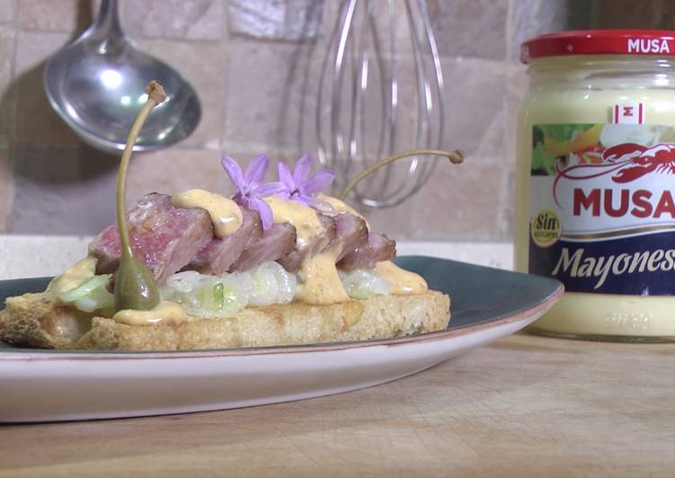 Tosta de ventresca de atún encebollada