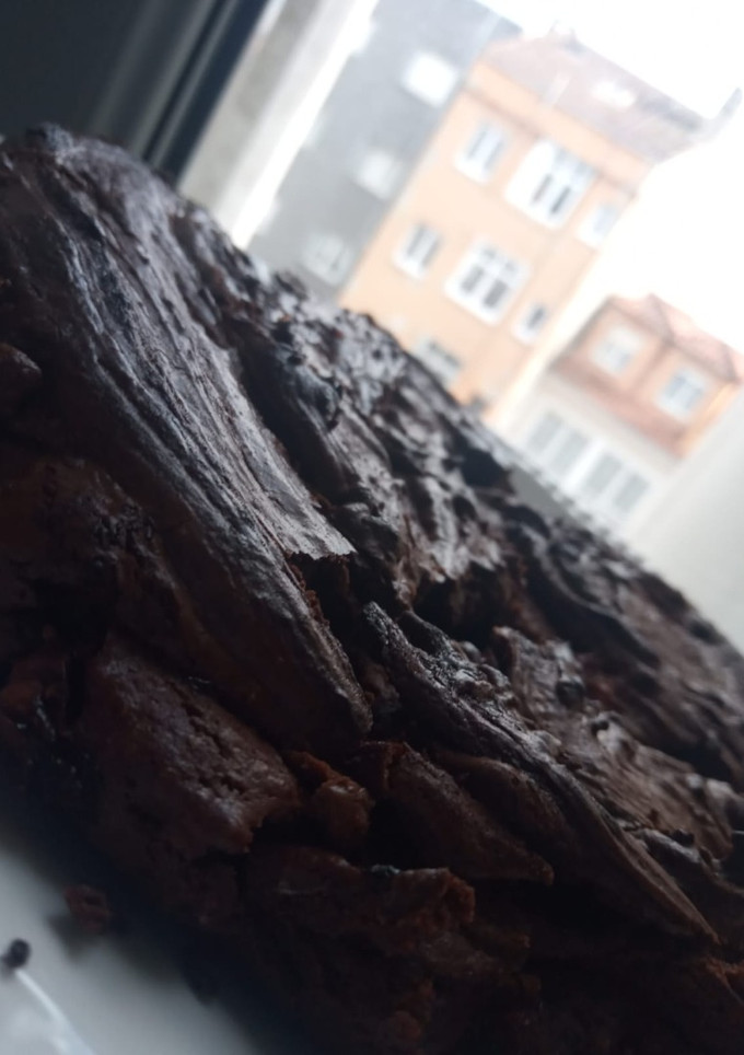 Una foto de Brownie de chocolate sin leche