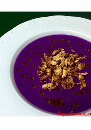 Foto principal de Crema de lombarda con manzana reineta. Receta vegana