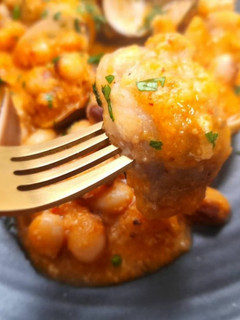 Una foto de Rape con alubias y almejas con salsa romesco