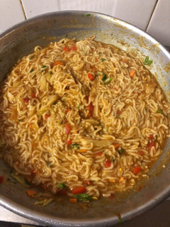 સ્ટી્ટ સ્ટાઈલ વેજ ચીઝ મેગી(vej maggi recipe in Gujarati) રેસીપી મુખ્ય ફોટો