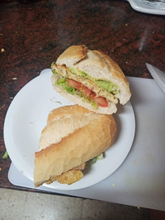 Una foto de Bocadillo de tortilla vaga de papas de paquete y jamón serrano con lechuga, tomate y aguacate