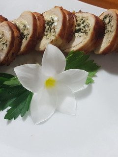 Una foto de Enrollados de pollo con espinacas y jamón y o ricota