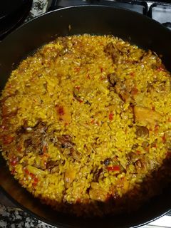Una foto de Paella de conejo
