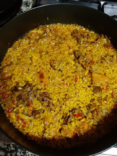 Una foto de Paella de conejo