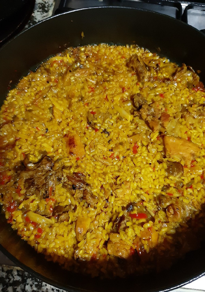Una foto de Paella de conejo