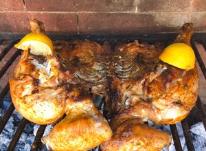 Una foto de Pollo a la parrilla sabrosón