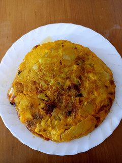 Una foto de Tortilla de patata española con chorizo