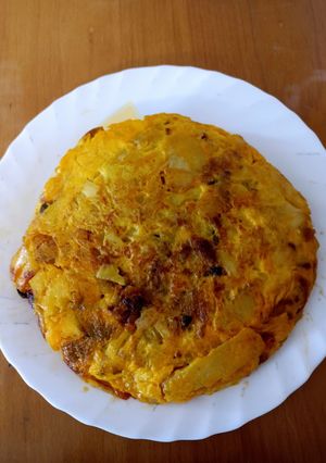 Una foto de Tortilla de patata española con chorizo