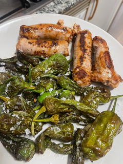 Una foto de Pimientos del padrón en Airfryer y longaniza de Valls 🫑🧂