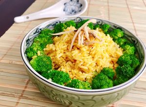 Hình của món Cơm chiên cà ri bông cải xanh.