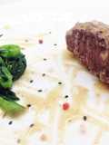 Guancia di maiale con salsa di pane e spinaci