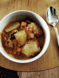 Una foto de Albóndigas de seitán con salsa de tomate y patatas (vegan)