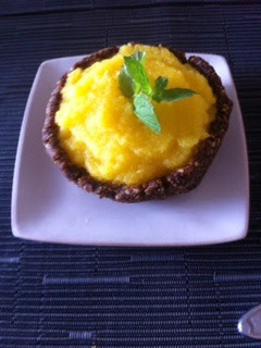 Una foto de Tarta de mango y dátiles