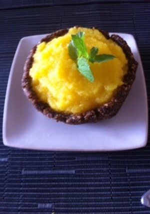 Una foto de Tarta de mango y dátiles