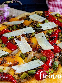Una foto de Coca de verduras con queso pecorino