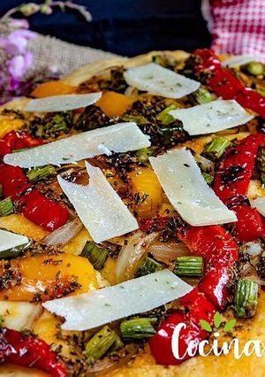 Una foto de Coca de verduras con queso pecorino