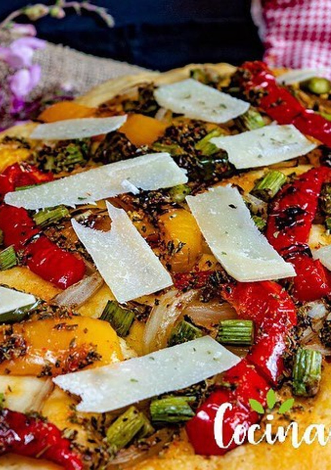 Una foto de Coca de verduras con queso pecorino