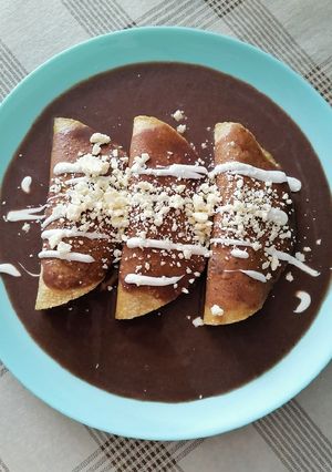 Una foto de Enfrijoladas rellenas de papa