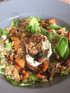 Une photo de Salade Quinoa & Patates douce et sa Burrata