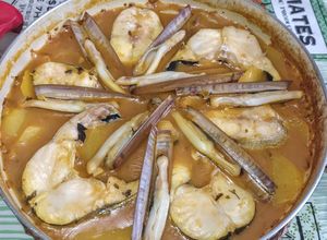 Foto principal de Merluza con navajas en salsa marinera