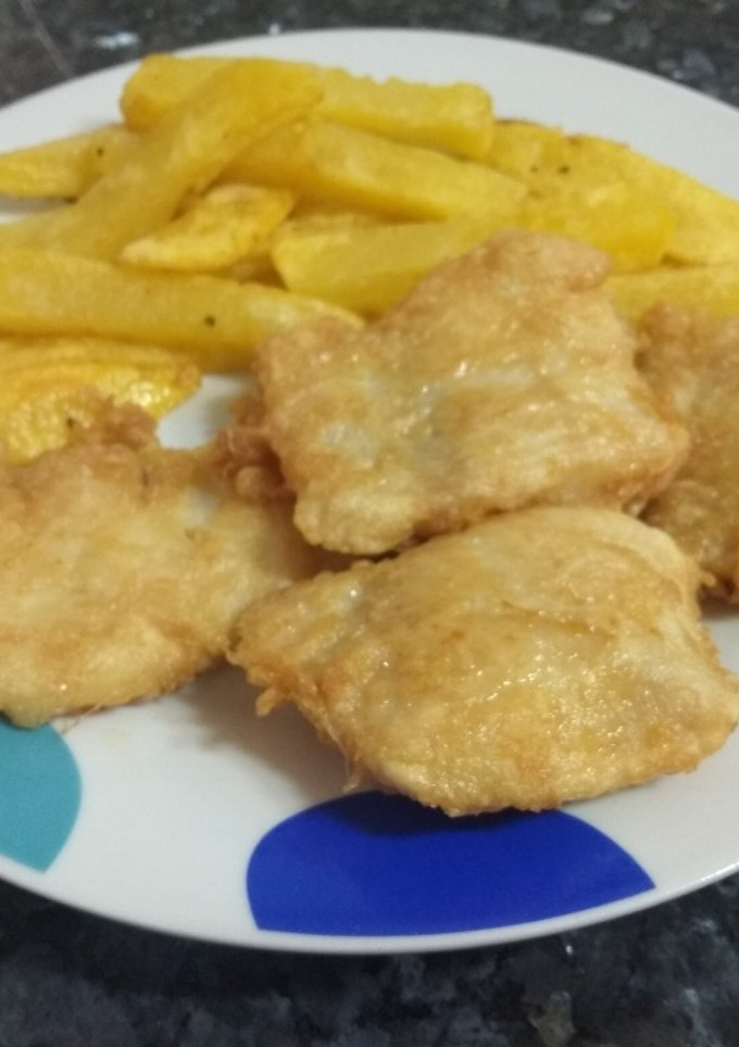 Una foto de Merluza albardada con patatas fritas