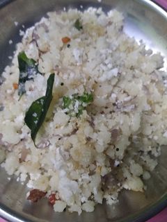 அரிசி உப்புமா(Arisi upma recipe in tamil) செய்முறை முக்கிய புகைப்படம்