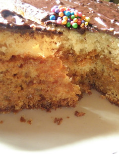 Una foto de Torta rellena con crema de dulce de leche y cubierta de chocolate