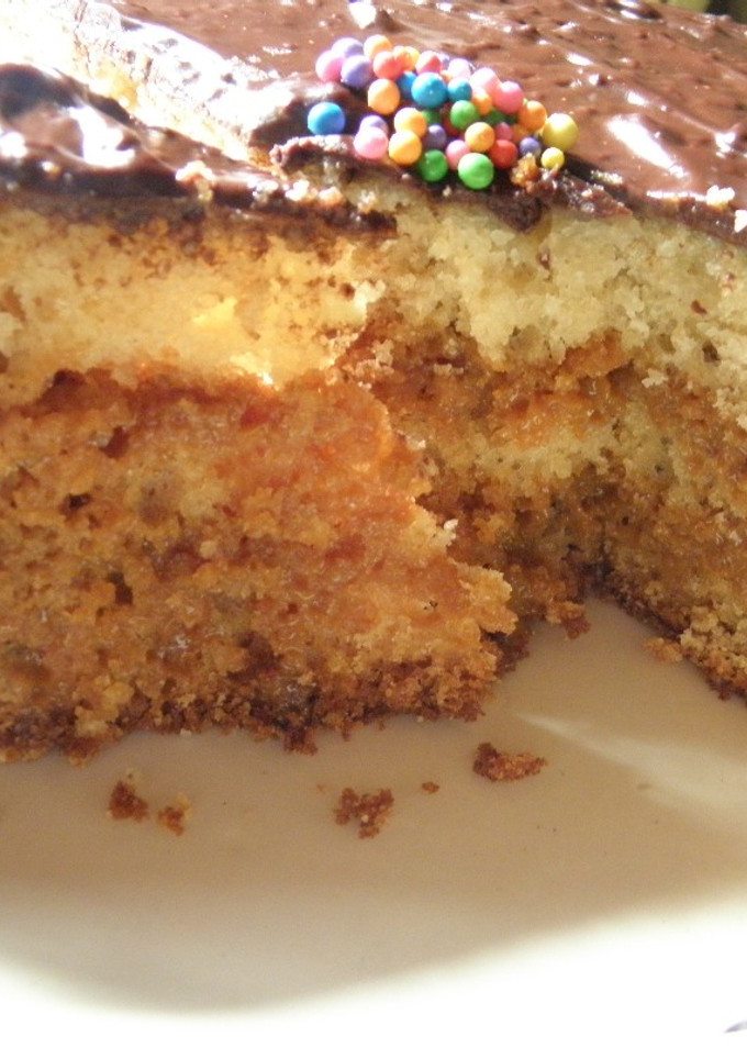 Una foto de Torta rellena con crema de dulce de leche y cubierta de chocolate