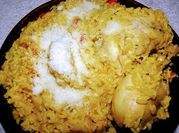 Una foto de arroz amarillo con pollo