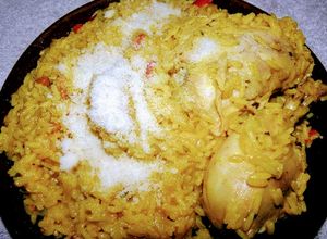 Una foto de Arroz amarillo con pollo de mi abuela