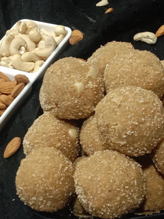 आटे और गुड़ के लड्ड(Atte aur gud ke laddu rcipe in Hindi) रेसिपी मुख्य फोटो