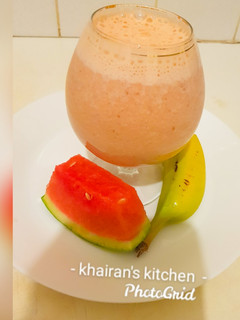 Watermelon, banana and date smoothie ainihin hoton girkin