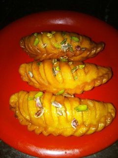 चासनी वाली लेयर मावा गुजिया (Chasani wali layer mava gujiya recipe in hindi) रेसिपी मुख्य फोटो