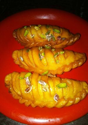 चासनी वाली लेयर मावा गुजिया (Chasani wali layer mava gujiya recipe in hindi) रेसिपी मुख्य फोटो