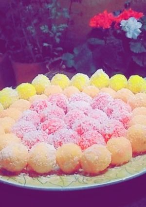 صورة لوصفة كرات جوز الهند الملونة