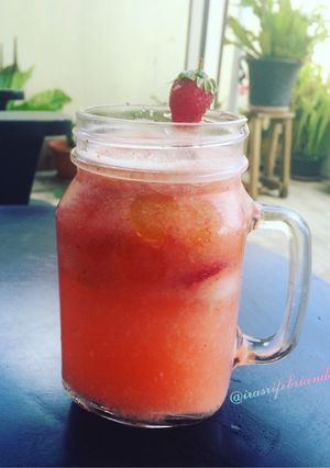 Foto resep Ice tea strawberry 🍧 🍓