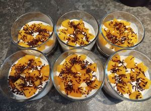 Una foto de Postre de Plátanos y Melocotón con Crema de Té Matchá