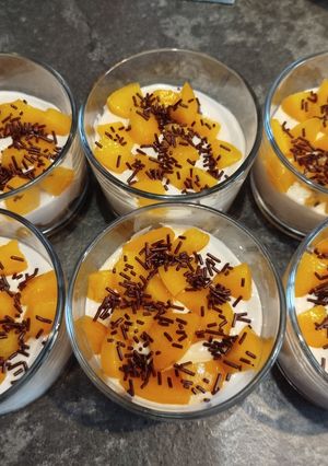 Una foto de Postre de Plátanos y Melocotón con Crema de Té Matchá