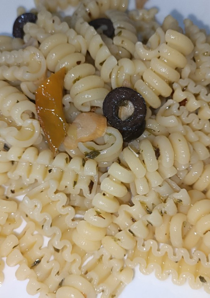 Una foto de Riccioli, con ajo, guindilla y olivas negras