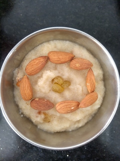 सूजी का हलवा (sooji ka halwa recipe in hindi) रेसिपी मुख्य फोटो