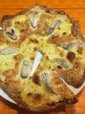 Pizza de cocochas y mozzarella