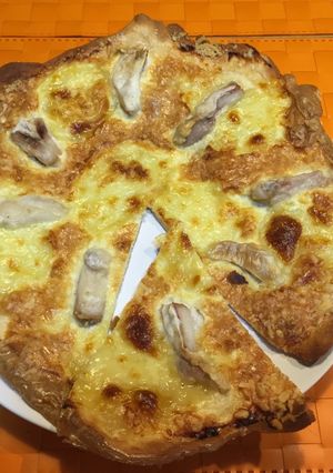 Una foto de Pizza de cocochas y mozzarella