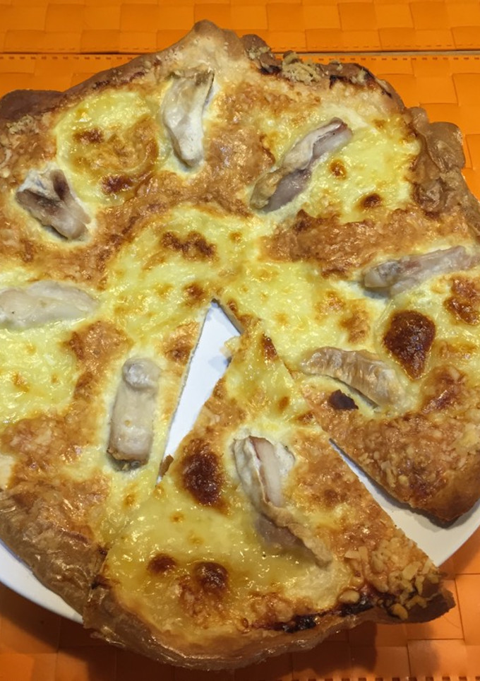 Una foto de Pizza de cocochas y mozzarella