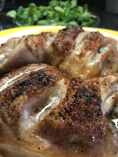 Una foto de Muslos de pollo al vino tinto en el horno