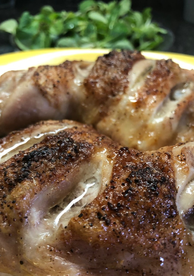 Una foto de Muslos de pollo al vino tinto en el horno